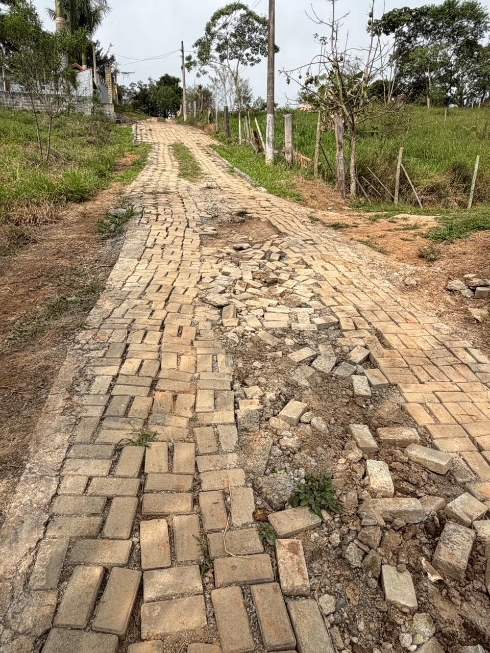 Vista subindo o trecho 05, com a abertura da rua do Miranda à direita